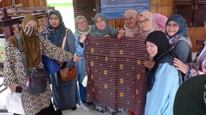 Sejumlah wisatawan mancanegara (wisman) Malaysia saat mengunjungi Rumah Tenun di Daik, Kabupaten Lingga, Provinsi Kepri, Rabu (18/9/2024).