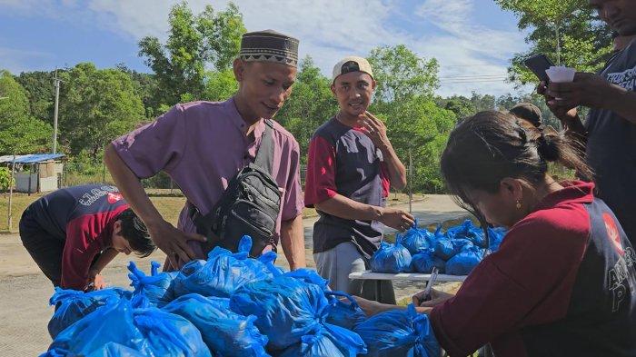 Yayasan Artha Graha Peduli (AGP) dan PT Makmur Elok Graha (MEG) menyelenggarakan kegiatan Idul Adha 1445 H dengan berbagi daging kurban kepada warga di tiga lokasi, yaitu Masjid Saadatul Mustafa di Buana Central Park Batam, Masjid Al-Azhar di Rempang, dan Masjid As-Salam di Galang, Senin (18/06/2024)