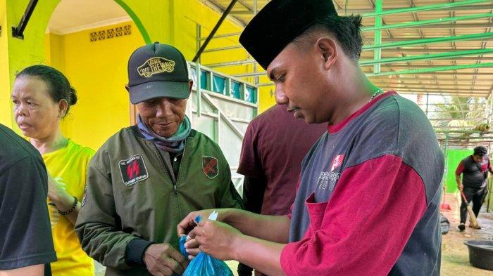 Yayasan Artha Graha Peduli (AGP) dan PT Makmur Elok Graha (MEG) menyelenggarakan kegiatan Idul Adha 1445 H dengan berbagi daging kurban kepada warga di tiga lokasi, yaitu Masjid Saadatul Mustafa di Buana Central Park Batam, Masjid Al-Azhar di Rempang, dan Masjid As-Salam di Galang, Senin (18/06/2024)