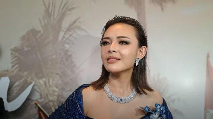 Potret terbaru Amanda Manopo dengan wajah lebih tirus karena berat badannya menurun. Amanda Manopo mengaku senang dibilang kurusan karena operasi plastik, melansir YouTube Intens Investigasi, Selasa (30/1/2024).