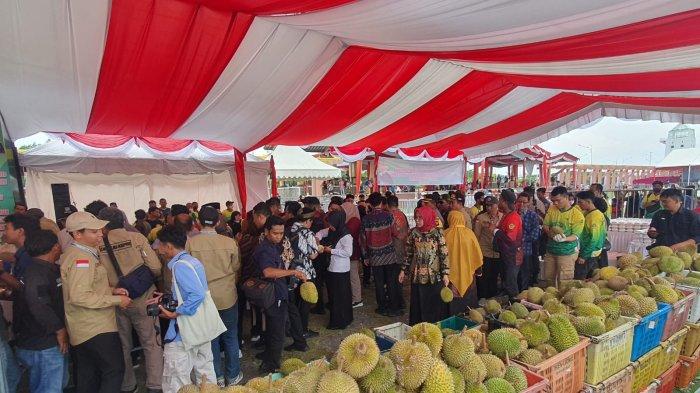Antusias masyarakat serbu pesta durian di Coastal Area, Kabupaten Karimun, Provinsi Kepulauan Riau (Kepri) beberapa waktu lalu
