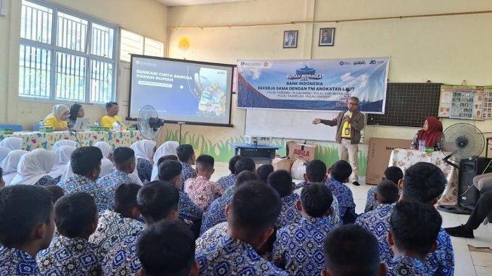 Ketua Tim ERB Datje C Suhajat Sedang Memberikan Kata Sambutan di Depan Siswa-siswi SMPN 4 Dusun, Tarempa & Anambas.