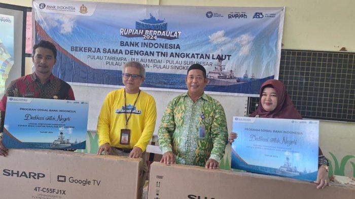 Ketua Tim ERB Datje C Suhajat berfoto bersama Perwakilan Penerima Bantuan di Sekolah SMPN 4 Dusun.