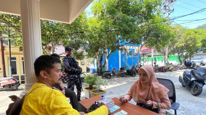 Anggota Tim ERB sedang melayani penukaran uang lusuh menjadi uang baru di depan Bank Riau Kepri Syariah Tarempa.