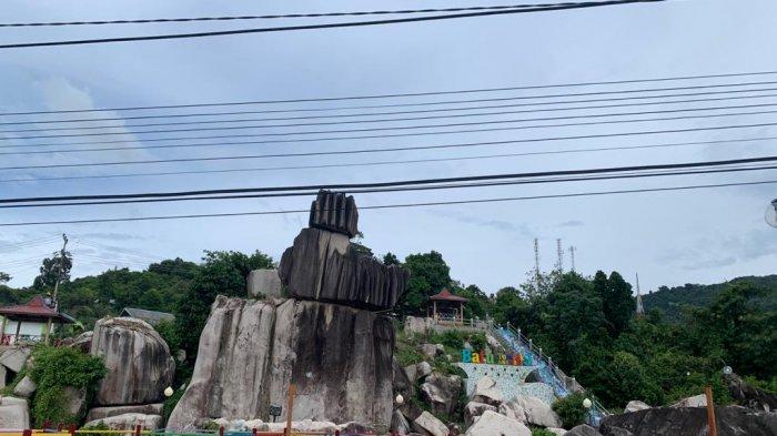 Pemandangan Batu Tompak Tige di Kecamatan Siantn, Kabupaten Kepulauan Anambas, Provinsi Kepri, Minggu (16/8/2020).