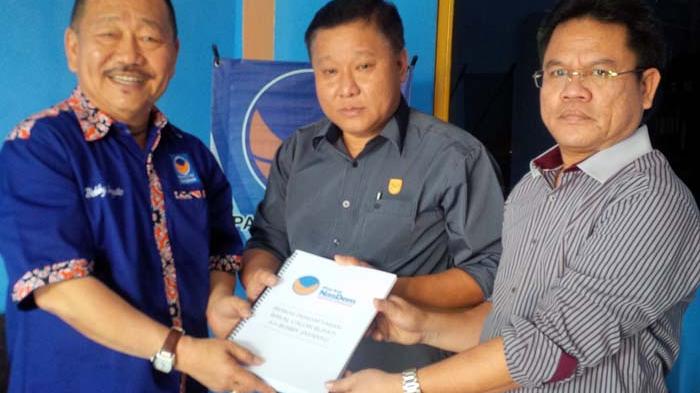 Bobby Jayanto (kiri) menyerahkan berkas pendaftaran sebagai calon bupati Kabupaten Bintan ke Partai Nasem, Kamis (26/2/2015).