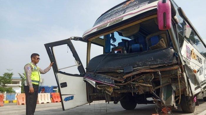 BUS BONEK KECELAKAAN - Petugas kepolisian memeriksa kondisi bus pengangkut suporter Bonek yang mengalami kerusakan parah di bagian depan usai bertabrakan dengan mobil Honda BRV yang diduga mengangkut rokok ilegal di tol Pekalongan atau ruas tol Pemalang-Batang, Sabtu (12/4/2025).