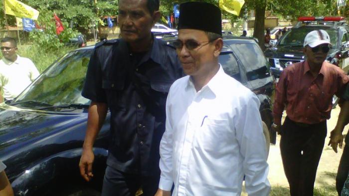 PILKADA BINTAN 2024 - Politisi Partai NasDem, Khazalik saat tiba di lapangan Bola Toapaya, Kecamatan Toapaya, Bintan, melakukan deklarasi, Selasa (28/7/2015).