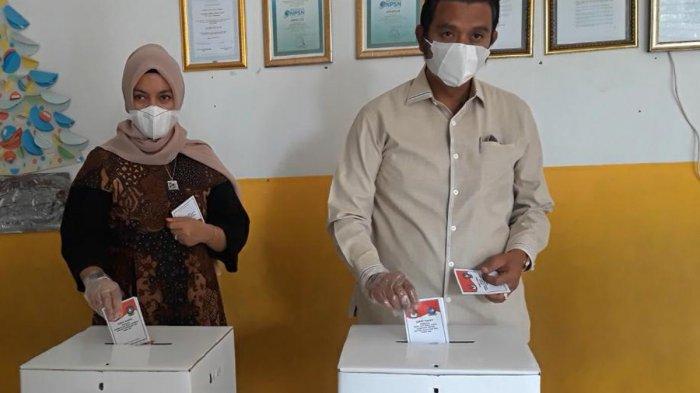 PILKADA BINTAN 2024 - Deby Maryanti dan suami, April Sujadi saat menggunakan hak pilih di TPS 57 Kijang Kota, Kabupaten Bintan, Kepri, Rabu (9/12/2020).