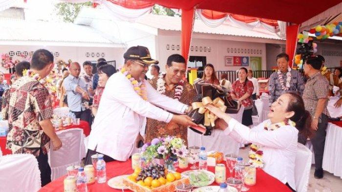 cen sui lan (kanan), anggota dpr dapil kepri, dan bupati karimun aunur rafiq bercengkerama di peresmian sekolah bina bangsa dewi sakti semesta karimun, sabtu (29/7/2023)