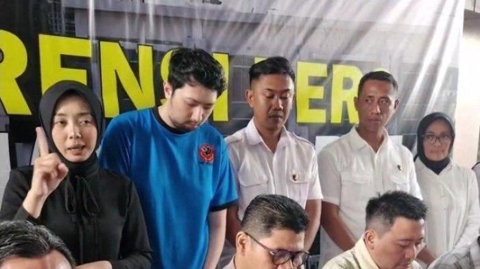 DOKTER PELAKU RUDAPAKSA KELUARGA PASIEN -Tampang dokter PPDS Unpad cabul yang memperkosa keluarga pasien di Bandung, Jawa Barat dipamerkan Polisi pada Rabu (9/4/2025). Polisi menemukan pelaku terindikasi memiliki kelainan seksual serta sempat mencoba bunuh diri saat akan dibekuk.