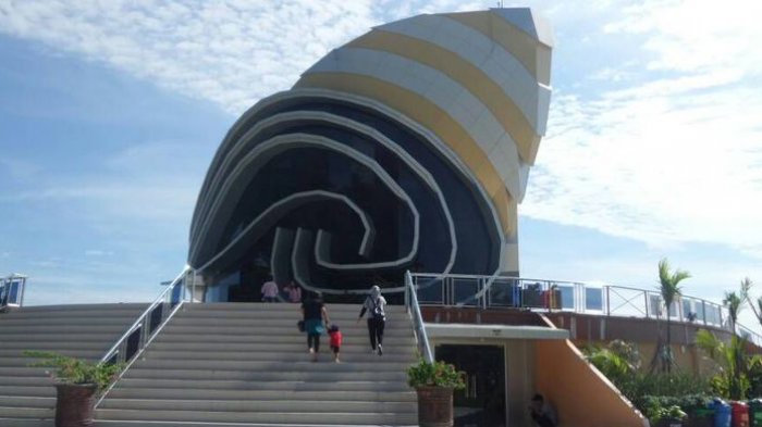 Gedung Gonggong, ikon Kota Tanjungpinang yang terletak di kawasan Tepi Laut, berhadapan dengan laut Laman Boenda. Gedung ini digunakan sebagai pusat informasi bagi wisatawan