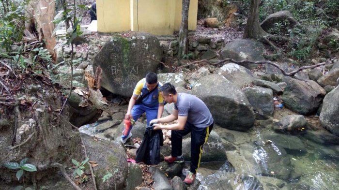 Aksi bersih-bersih di air terjun Pongkar, Karimun
