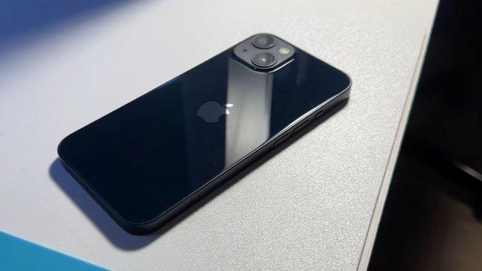 iPhone 13 memiliki desain simpel.