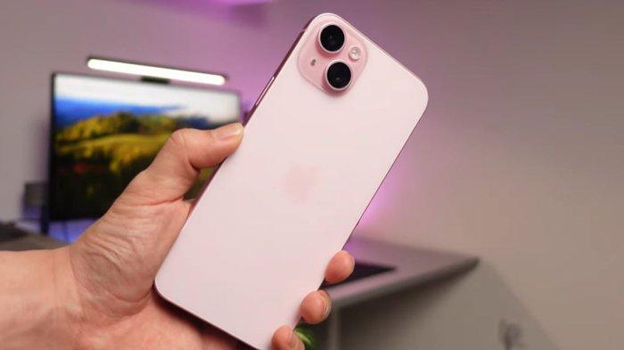 iPhone 15 Plus warna Pink.