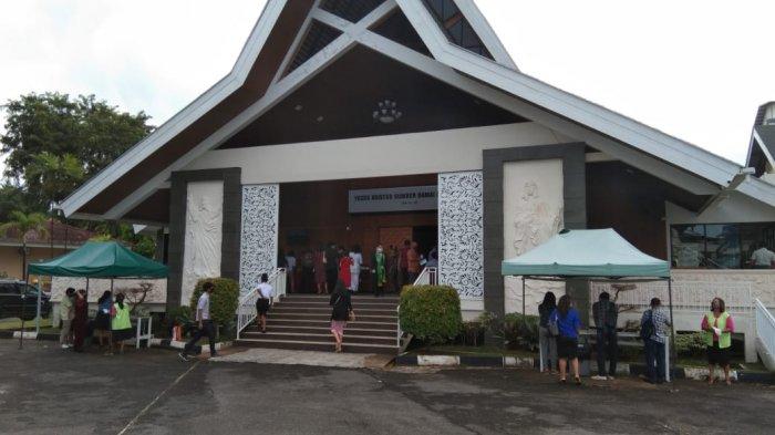 GPIB IMMANUEL BATAM - Setelah beberapa bulan mengikuti ibadah secara live streaming, jemaat GPID Immanuel di Kampung Seraya, Batu Ampar, mengikuti ibadah tatap muka, Minggu (22/11/20) pagi. Keterangan foto: TRIBUN/Noven Simanjuntak