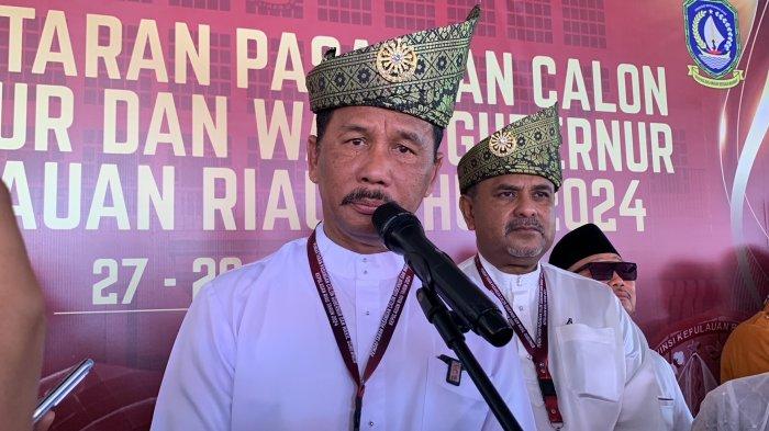 PILKADA KEPRI 2024 - Bakal pasangan calon (Paslon) Muhammad Rudi-Aunur Rafiq saat konfrensi pers usai mendaftar ke KPU Kepri, Rabu (28/08/2024).