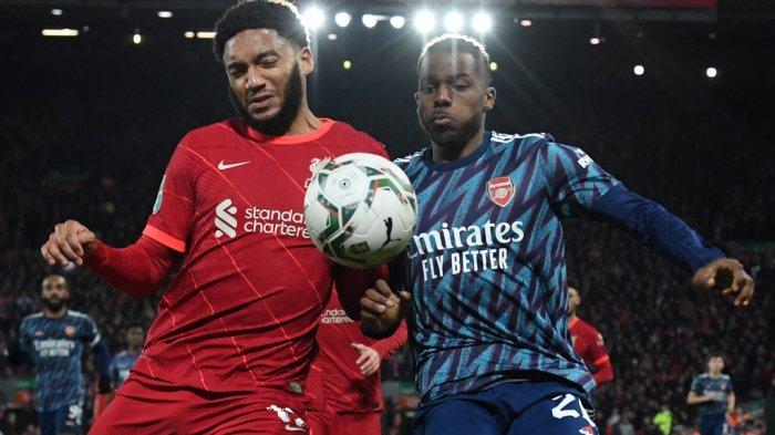 Semifinal Carabao Cup Liverpool vs Arsenal - Bek Liverpool asal Inggris Joe Gomez (kiri) berebut bola dengan bek Arsenal asal Portugal Nuno Tavares (kanan) pada laga semifinal Carabao Cup 2021-2022, Kamis (12/1/2022). Pertandingan di Stadion Anfield ini berakhir imbang 0-0.