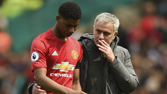 Manajer Manchester United asal Portugal Jose Mourinho berbicara dengan striker asal Inggris Marcus Rashford