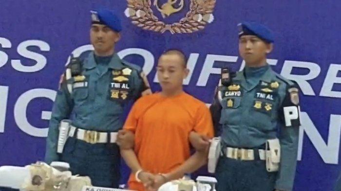 (KOMPAS.com/ANDI MUHAMMAD HASWAR)
TNI AL BUNUH WARTAWAN - Tersangka pelaku pembunuhan Juwita, Kelasi Satu Jumran dihadirkan dalam konferensi pers yang digelar POM TNI AL, Selasa (8/4/2025).Ibu Jumran tersangka pembunuhan jurnalis Banjarbaru, Juwita, ikut memberikan tali asih berupa uang sebesar Rp 1 juta, kuasa hukum korban menolak