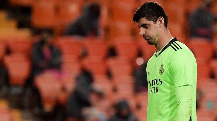 Kiper Real Madrid asal Belgia Thibaut Courtois menunjukkan reaksi kecewa setelah gawangnya kebobolan saat lawan Valencia, Minggu (8/11/2020). Real Madrid kalah 1-4 dari Valencia