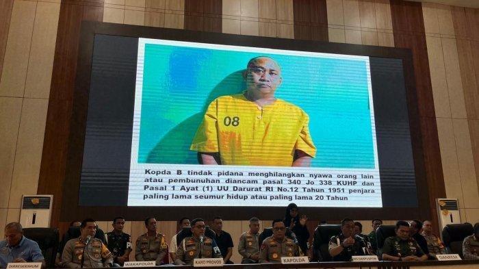 PENEMBAK POLISI: Foto Kopda B ditampilkan dalam konferensi pers di Mapolda Lampung, Selasa (25/3/2025). Kopda B mengaku menembak 3 polisi di Way Kanan hingga tewas.