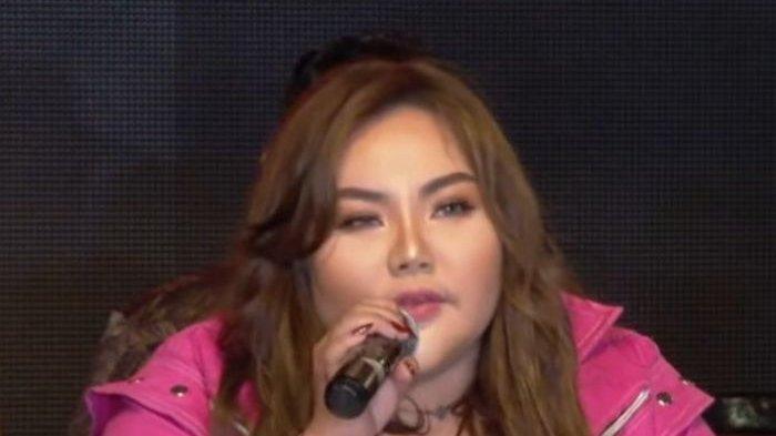 MASA LALU LISA - Potret Lisa Mariana menggelar jumpa pers didampingi kuasa hukumnya, di kawasan Kelapa Gading, Jakarta Utara, Jumat (11/4/2025). Lisa kini enceritakan masa lalunya yang menyedihkan di podcast Melaney Ricardo.
