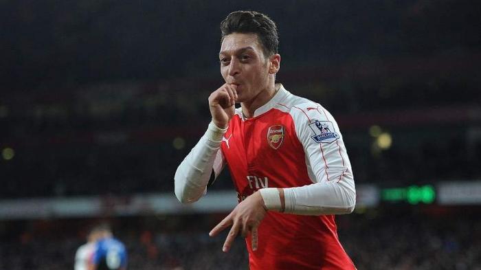 Mesut Ozil melakukan selebrasi usai cetak gol saat Arsenal menang 2-0 atas Bournemouth, Selasa (29/12/2015) dinihari WIB.