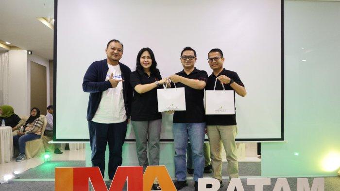 Sesi foto bersama Bambang Hendrawan (Vice President IMA Chapter Batam), Yatmi Hadi Sutarno (VP Membership & Activation Engagement), Irfan Syakir Widyasa (President IMA Chapter Batam) dan Rudi Antono (General Secretary) - (dari kiri ke kanan)
