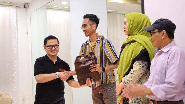 Irfan Syakir Widyasa selaku President IMA Chapter Batam menyerahkan hadiah kepada peserta yang beruntung mendapatkan lucky draw