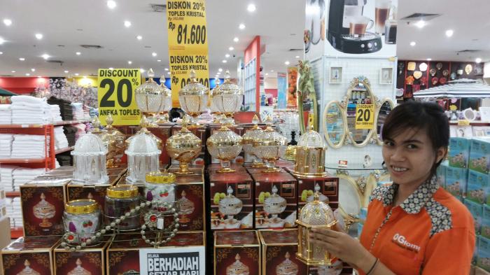 PERNAK-PERNIK LEBARAN - Staf OG Home menunjukkan aneka toples, pernak-pernik Lebaran yang saat ini diskon 20 persen.