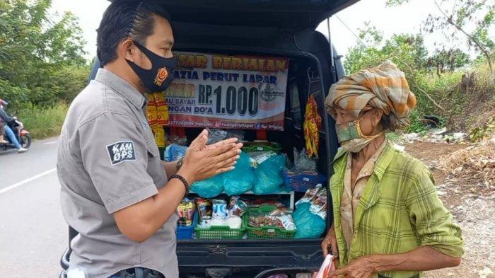 PASAR BERJALAN - Aksi Bripka Zulhamsyah Putra saat melayani warga yang membeli keperluan dapur. Ia menyulap mobil pribadinya menjadi pasar berjalan dengan harga Rp 1.000.