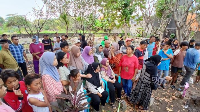 PEMAKAMAN - Proses pemakaman Sevi Ayu Claudia di tempat pemakaman umum dusun Pecantingan, Kelurahan Sekardangan, Kecamatan Kota Sidoarjo, Senin (28/7/2025). Sevi adalah driver ojek online yang ditemukan meninggal dunia di dalam kardus di Kedamean, Gresik.
