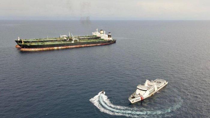 Kapal Super Tanker MT Arman digiring menuju perairan Batam
