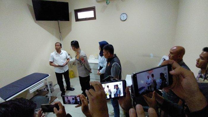 PERIKSA RUANGAN DOKTER - Tim penyidik Polres Garut dipimpin langsung Kapolres Garut AKBP Fajar M Gemilang melakukan pemeriksaan ruangan tempat dokter kandungan melakukan pelecehan seksual terhadap pasiennya, Selasa (15/4/2025).