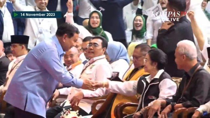 Ketua Umum Gerindra sekaligus capres Prabowo Subianto menyalami Ketum PDIP Megawati Soekarnoputri menjelang pengundian dan penetapan capres cawapres.