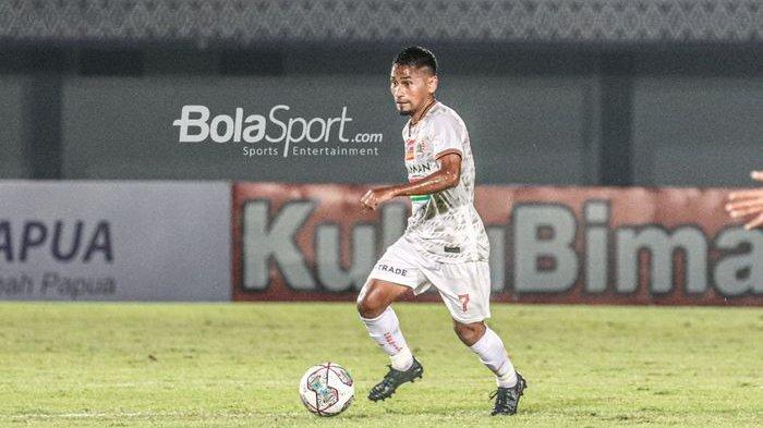 Gelandang Persija Jakarta, Ramdani Lestaluhu resmi meninggalkan tim Macan Kemayoran pada bursa transfer Liga 1 2021-2022.