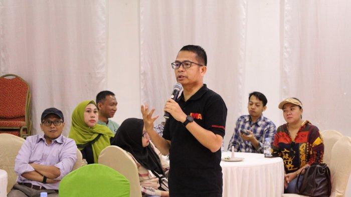 Rudi Antono sebagai speaker pada acara IMA TALKS memberikan pemaparan dengan topik