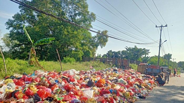 TUMPUKAN SAMPAH - Kondisi tumpukan sampah yang mengular di kawasan Pasar Bukit Tembak, Kecamatan Meral, Kabupaten Karimun, Provinsi Kepulauan Riau (Kepri)