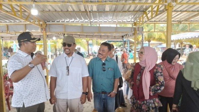 Kepala Dinas Pariwisata (Kadispar) Provinsi Kepri, Guntur Sakti hadir dan nikmati kuliner tradisional dalam event Folklore Internasional Festival Padang Melang 2024 di Kabupaten Kepulauan Anambas, Rabu (12/6/2024).