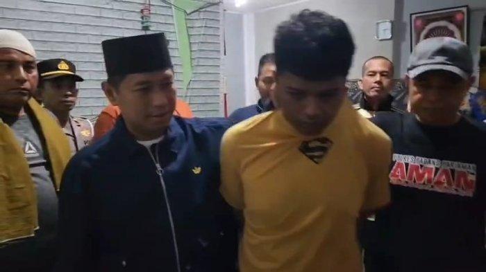 KASUS PEMBUNUHAN BERANTAI - Pelaku terduga tindak pidana pembunuhan mutilasi (baju kuning) berinisial diamankan kepolisian dari Polres Padang Pariaman, Kamis (19/6/2025). SJ disebut sebagai orang pertama yang melaporkan hilangnya Siska ke Polsek Batang Anai.