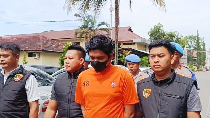 DIGIRING POLISI - Tampang M Syafril Firdaus atau MSF oknum dokter kandungan pelaku pelecehan seksual terhadap pasiennya di Kabupaten Garut, Jawa Barat. Ia dihadirkan dalam ekpose kasus yang menjeratnya, Kamis (17/4/2025).