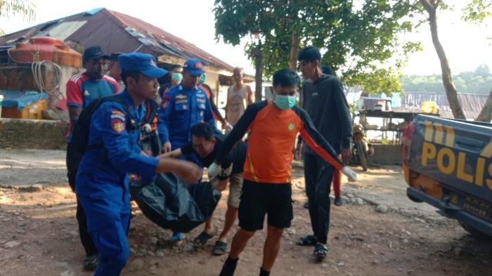 Tangis keluarga dan kerabat saat tim sar gabungan membawa jenazah Jefry (23), Senin (15/7/2024). Pria yang bekerja di salah satu hotel ternama di Batam ini dilaporkan hilang dekat Jembatan 5 Barelang sejak Sabtu (13/7/2024).