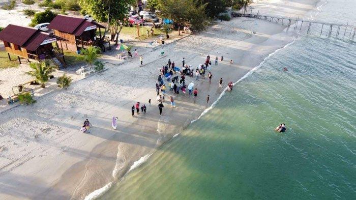 Wisata Pantai Marquez di Desa Lanjut Kecamatan Singkep Pesisir, Kabupaten Lingga, Provinsi Kepri.