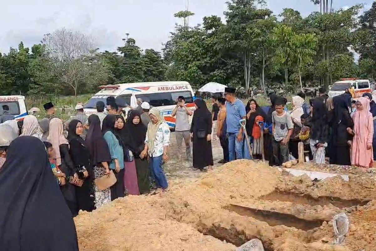 DIKUBUR BERDAMPINGAN - Satu keluarga yang tewas ditabrak mobil dimakamkan berdekatan di TPU Tampan, Kecamatan Tuah Madani, Kota Pekanbaru, Riau, Rabu (1/1/2025).