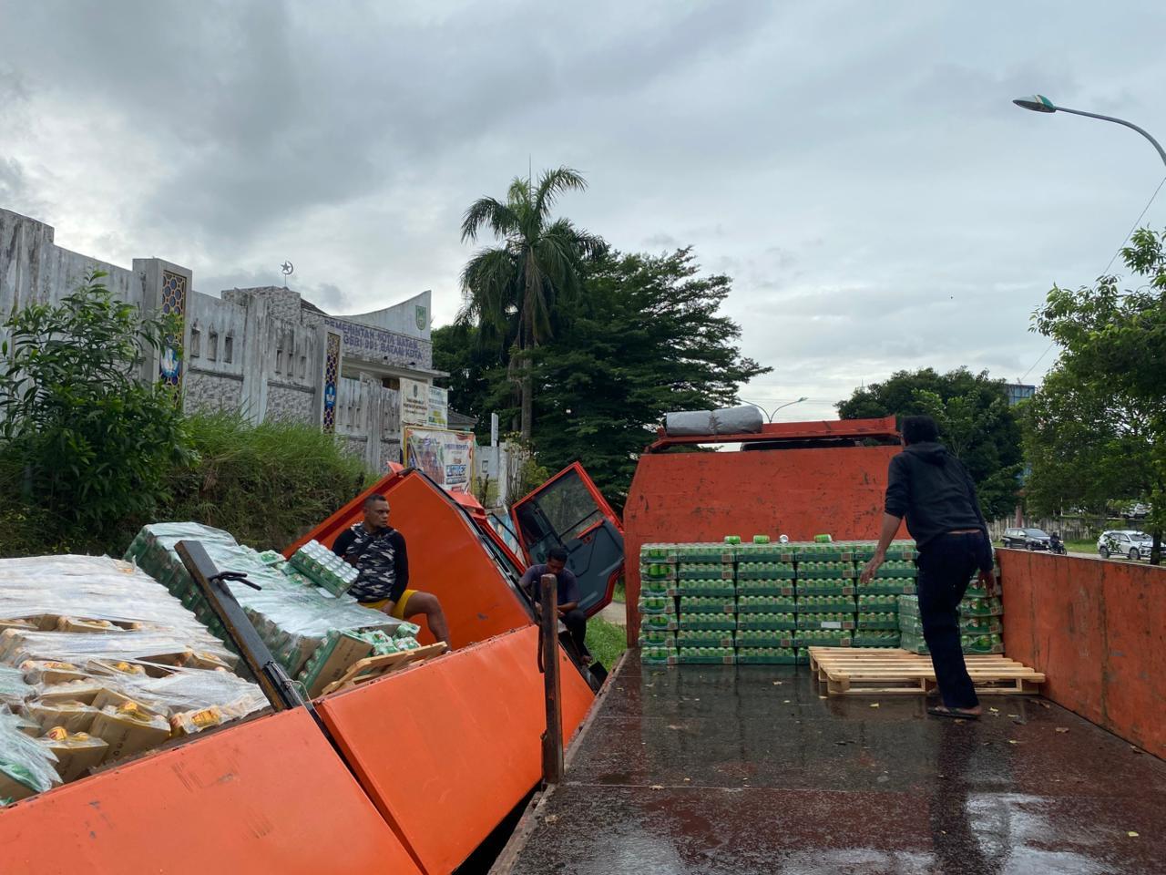 Mobil truk bermuatan air kaleng nyungsek masuk trotoar