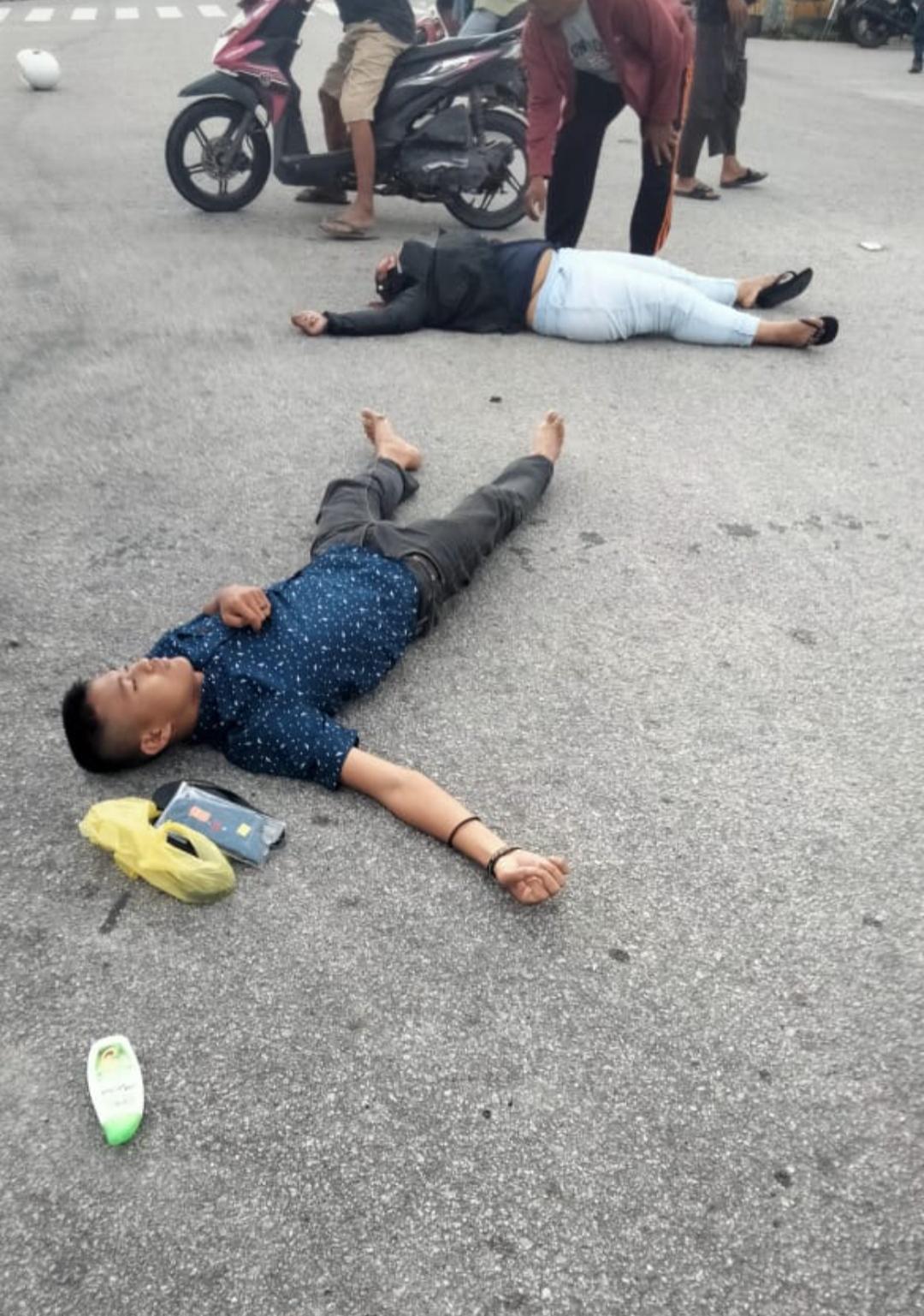 Kondisi pengendara MS berboncengan dengan MU yang terkapar dan bersimpuh darah saat kecelakaan. Sementara TKW dan NU hanya mengalami luka ringan.