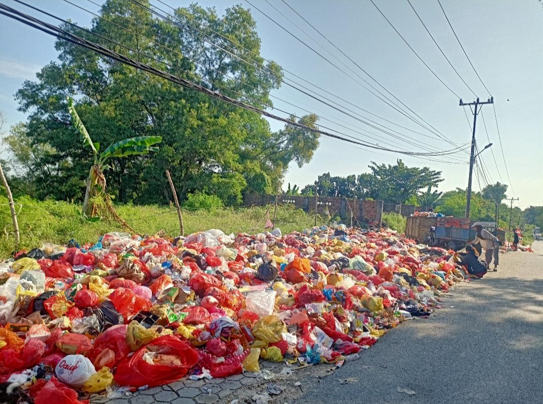 Kondisi tumpukan sampah yang mengular di kawasan Pasar Bukit Tembak, Kecamatan Meral, Kabupaten Karimun, Provinsi Kepulauan Riau (Kepri)