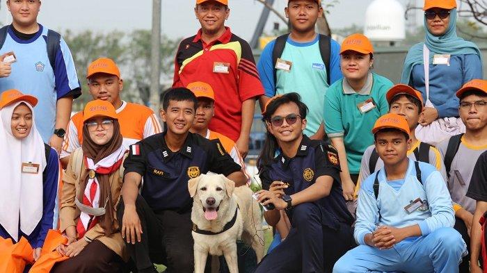 Kegiatan Customs Excise For High School dimulai di halaman lapangan Pangkalan Sarana Operasi Tipe B Tanjung Priok dengan demonstrasi pemeriksaan barang oleh unit K9 anjing pelacak dari Direktorat Interdiksi Narkotika DJBC. Kemudian dilanjutkan dengan labbies show, yaitu penampilan dari unit Balai Laboratorium Bea dan Cukai Jakarta yang menampilkan atraksi fire hand dan elephant toothpaste.