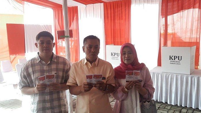 Calon Bupati Karawang nomor urut 2, Aep Syaepuloh datang ke Tempat Pemungutan Suara (TPS) 16 Desa Anggadita, Kecamatan Klari Karawang untuk menggunakan hak pilihnya pada Rabu, (27/11/2024). Pantauan Tribun Bekasi, Aep datang bersama istrinya Vida Rosdiyanti dan anaknya Bintang ke TPS sekira pukul 08.00 WIB.